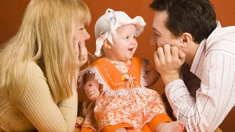 Ежемесячные выплаты за усыновление третьего ребенка будут платить российским семьям