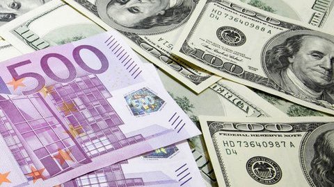 Курс евро вырос почти на 2 руб. и поднялся выше 71 руб. Курс доллара сегодня перевалил за 64 рубля