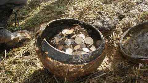 В Москве нашли клад времён Медного бунта- более тысячи монет и предметы быта