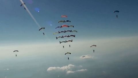 Это рекорд! Сургутские парашютисты выстроили в небе самый большой по числу участников ромб