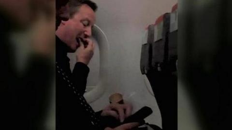 Шокировал английскую общественность. Премьер Британии Дэвид Кэмерон полетел в отпуск эконом-классом лоукостера