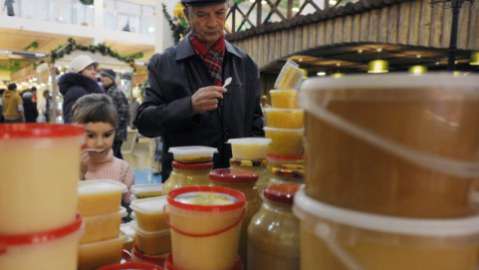 Завалить страну мёдом обещают российские пчеловоды и просят сократить закупку зарубежных сладостей