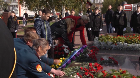 Минута молчания и цветы у Вечного огня. Сургутяне почтили память погибших во время теракта в Беслане