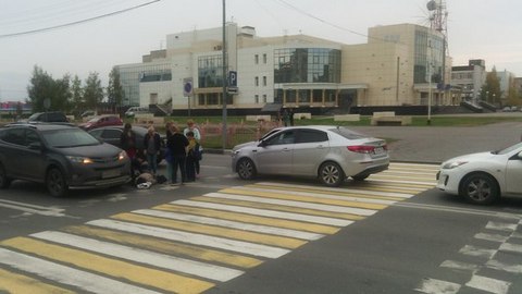ДТП на «зебре». На пешеходном переходе в Сургуте Kia сбила девушку