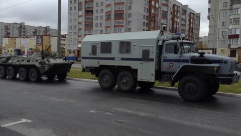 БТР-ы в городе. Жителей Сургута и Нефтеюганска шокировала военная техника на улицах. ФОТО