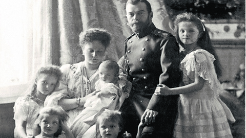 СКР возобновил расследование гибели семьи Романовых. Эксгумировали останки Николая II и его супруги