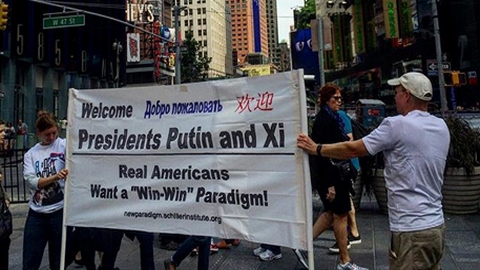 «Путин не ваш враг». Ньюйоркцы устроили пикет на Таймс-сквер в поддержку российского лидера