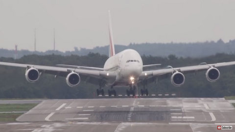 Не для слабонервных: Посадка крупнейшего в мире самолета при мощном боковом ветре удивила интернет