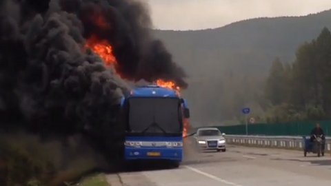 На границе Китая и Приморья на ходу сгорел автобус, перевозивший туристов из России. ВИДЕО