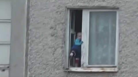 Над пропастью в окне. Видео с ребенком, играющим на подоконнике 8 этажа, вызвало шквал гневных отзывов 