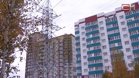 «А из нашего окна мачта стройная видна». Жильцы многоэтажки на Захарова в Сургуте выступают против опоры ЛЭП под их окнами