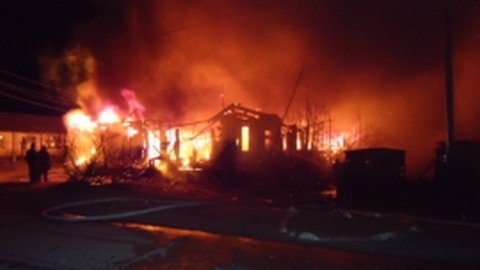 В поселке Белый Яр сгорел жилой дом. Пожар тушили три часа