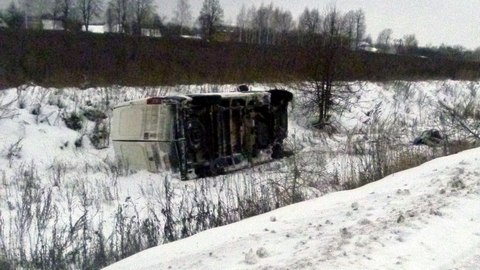 Под Нефтеюганском перевернулся пассажирский микроавтобус, пострадали 9 человек