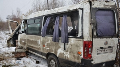 Перевозил людей незаконно, трое госпитализированы. Подробности ДТП с автобусом под Нефтеюганском. ФОТО