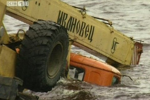 На водохранилище ГРЭС под воду ушел автокран вместе с водителем