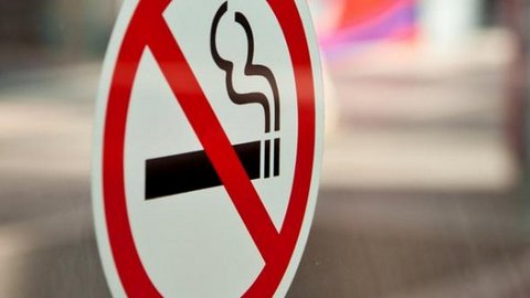 Не кнутом, а пряником. Российские депутаты предлагают повысить зарплаты некурящим