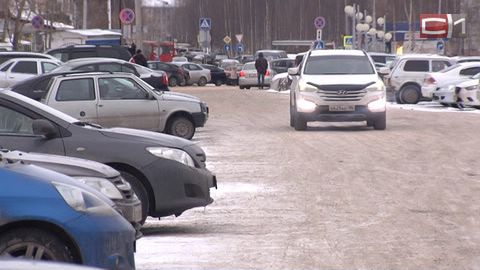 Сургутские депутаты вновь обсудили проблему парковок возле медучреждений. Реально обустроить автостоянки на 20-30 машиномест