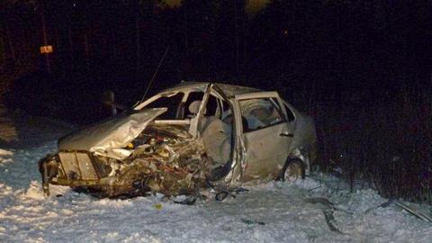 На трассе «Сургут-Лянтор» в лобовом столкновении «Лады Калина» и Toyota погиб человек. ФОТО