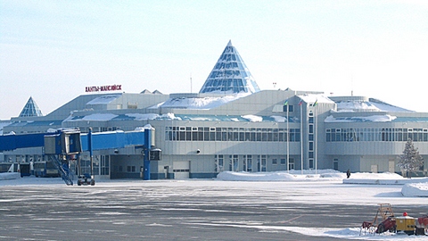 В аэропорту Ханты-Мансийска совершил вынужденную посадку самолет, летевший в Нижневартовск