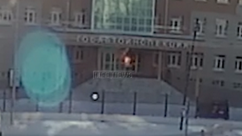 В Сети появилось шокирующее видео попытки самосожжения на крыльце сургутской ГИБДД