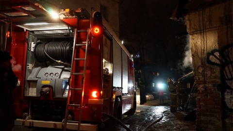 2,5 часа спасатели тушили ночной пожар на месторождении в Нижневартовском районе. Пострадал человек