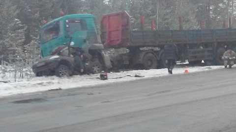 На трассе «Сургут-Лянтор» Niva Chevrolet влетела под грузовик, погиб водитель внедорожника. ФОТО