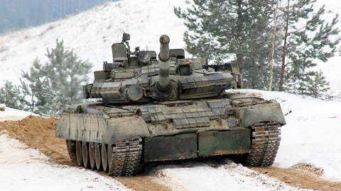 Даже танк не смог проехать! В Новосибирске Т-80 застрял в грязи на обочине дороги. ФОТО