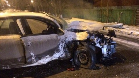 В Тюмени Volkswagen на большой скорости врезался в дерево - погиб 21-летний водитель. ФОТО