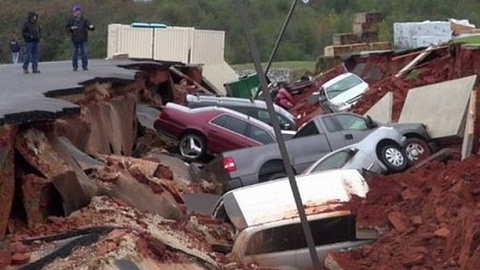 В Миссисипи на парковке у ресторана 12 автомобилей провалились сквозь землю. ВИДЕО