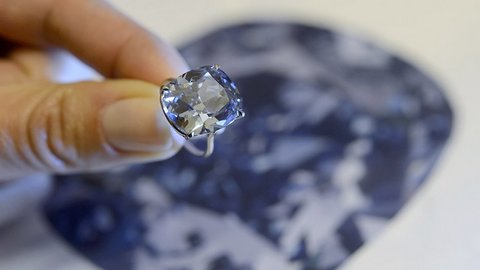 Бизнесмен из Гонконга купил семилетней дочке голубой бриллиант за рекордные 48 млн долларов