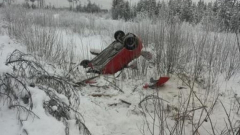 «Носом» в сугроб. В Сургутском районе «Опель» вылетел в кювет. ФОТО