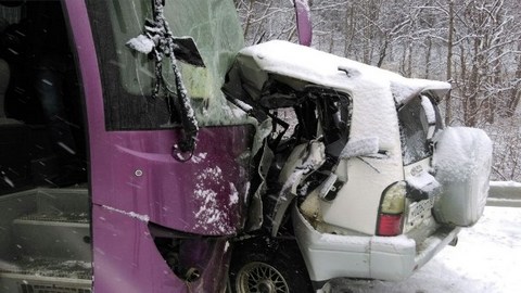 На Сахалине Toyota Land Cruiser врезался в автобусы с детьми: три человека погибли. ФОТО