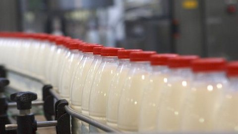 Россия временно ограничила поставки молока и рыбы из 13 предприятий Белоруссии - используют сырье из Латвии и Эстонии 