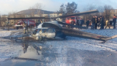 На Камчатке в центре города аварийно приземлился вертолет МИ-2. Один человек погиб