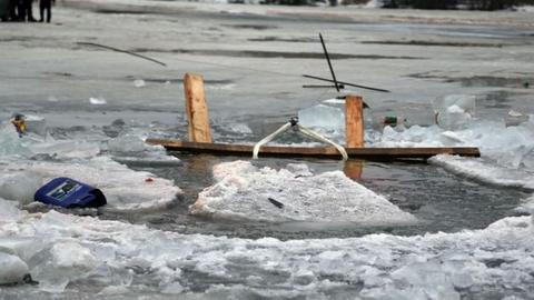 Грузовик извлекли из-подо льда через месяц после ДТП. Авария произошла в Нефтеюганском районе