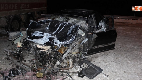 В Сургуте Audi на скорости влетела в припаркованный грузовик: пострадали автоледи и ее пассажир