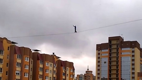 Смертельный трюк на высоте 35 метров. В Воронеже мужчина гулял по канату, натянутому между высотками. ВИДЕО