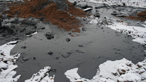 Похитители «черного золота» спровоцировали разлив нефти под Сургутом. Затопило дачи