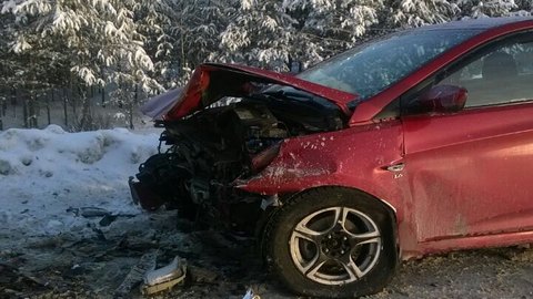 На трассе «Сургут-Лянтор» в лобовую столкнулись два Hyundai. Пострадала женщина-пассажир. ФОТО