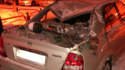 Буйный житель Мегиона разбил автомобиль штангой: спортивный снаряд мужчина выкинул в окно. ФОТО