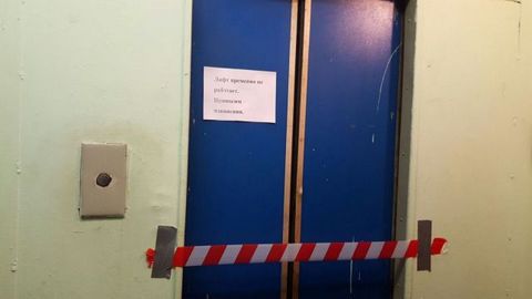 В Москве с 12 этажа сорвался лифт с зажатой в дверях коляской - погиб 10-месячный малыш. В смерти ребенка УК обвинила мать
