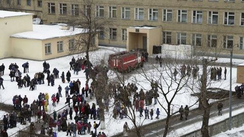 В Воронеже коллектор пригрозил взорвать должницу-учительницу. Школу пришлось эвакуировать