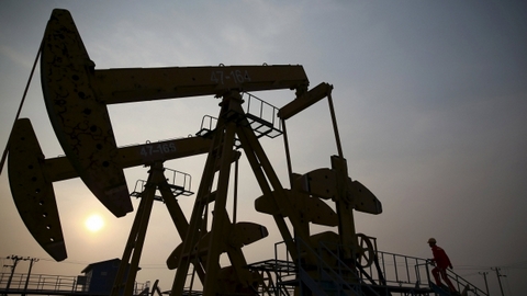 Эксперты: нефть может упасть до 15 долларов за баррель