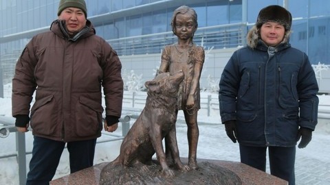 Памятник 3-летней девочке и её собаке установили в аэпороту «Якутск». Ребенок чудом выжил в тайге