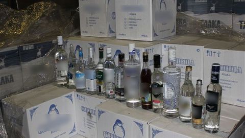Праздничные масштабы! Перед Новым годом полицейские Сургута изъяли 79 тысяч бутылок контрафакта. ФОТО