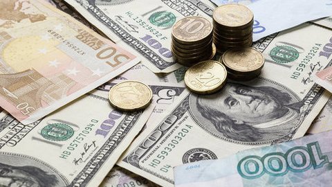 Взлетели до многомесячных максимумов: доллар поднялся выше 76 рублей, евро превысил 83 рубля