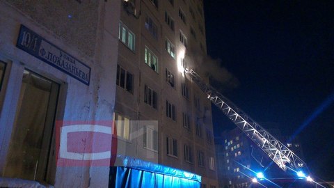 СРОЧНО! В доме на улице Показаньева в Сургуте горит квартира, один человек погиб. ФОТО