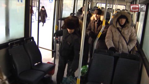 Может, у него там инструкция? Тюменец вел автобус с пассажирами, не отвлекаясь от смартфона. ВИДЕО