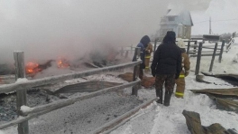 Дом выгорел полностью. В Якутии при пожаре погибли женщина и четверо ее детей