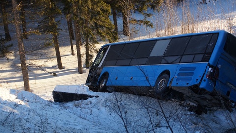 В Ханты-Мансийске с трассы слетел в кювет рейсовый автобус на Тюмень - двое пострадавших. ФОТО